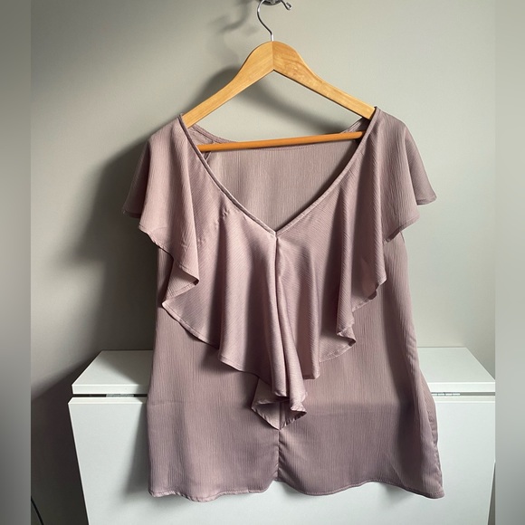 Short sleeved blouse with ruffle detail in back - Picture 3 of 5